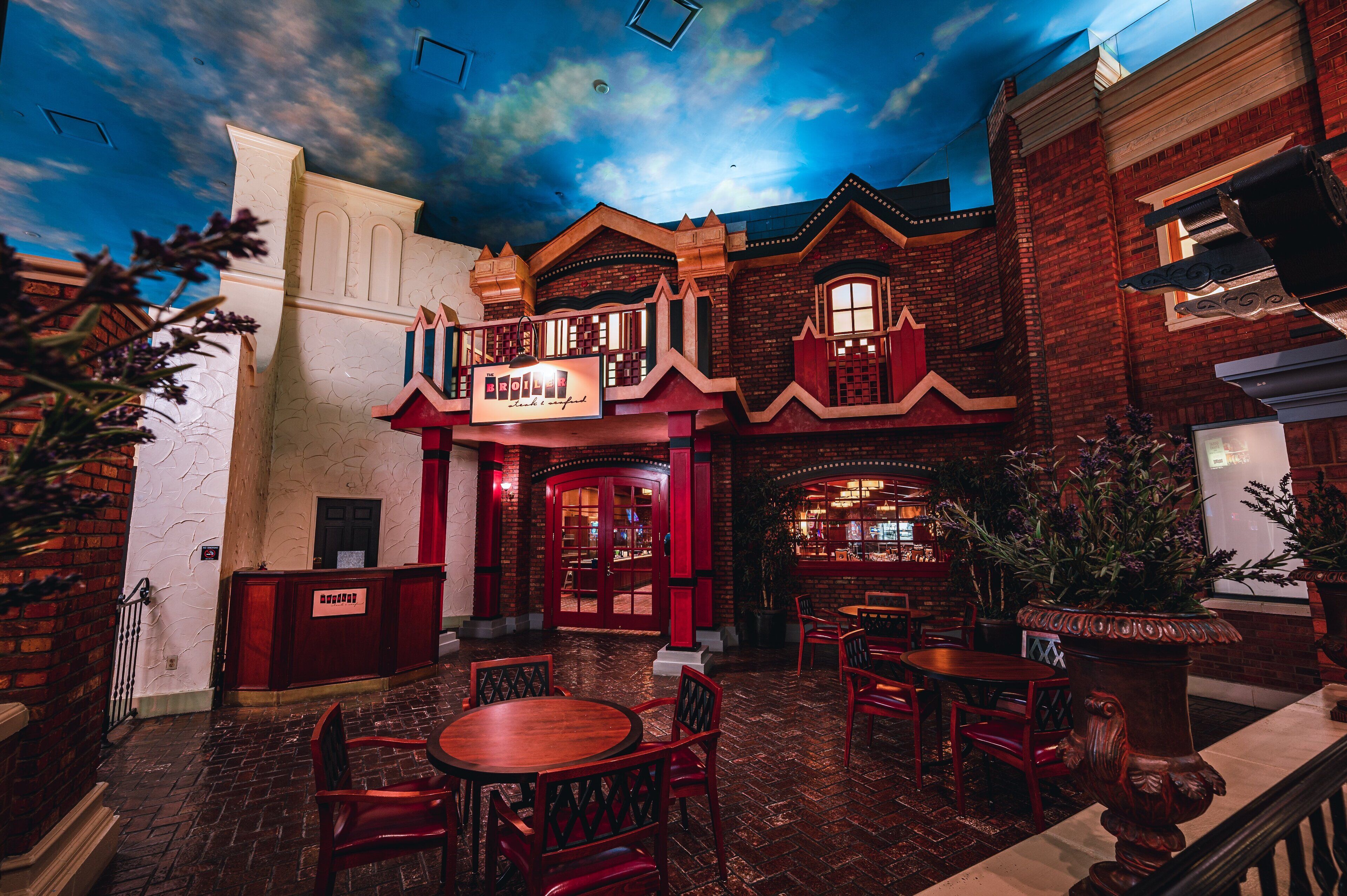 5 restaurantes; se sirve desayuno, almuerzo y cena; cocina americana