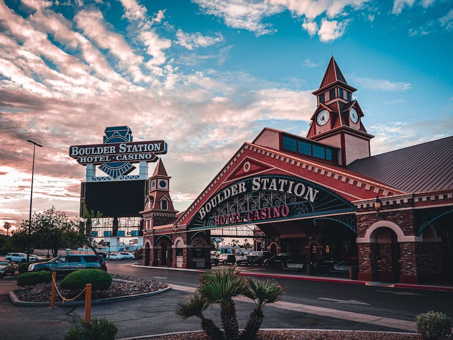 Exterior del Hotel Casino Boulder Station, amb una torre de rellotge destacada i un gran cartell.