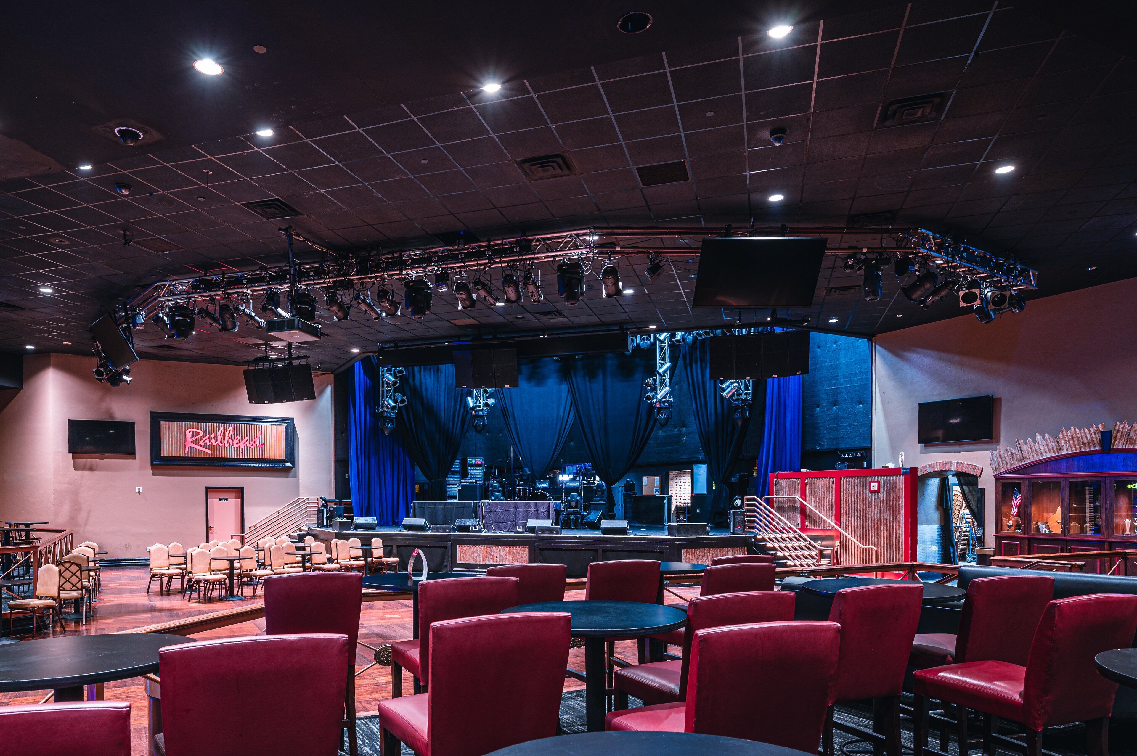 Un teatro con escenario, asientos y una zona de bar.