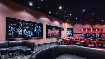 3 bars/lounges, sportbar