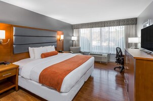 Habitación, 1 cama de matrimonio grande, accesible para personas con discapacidad, no fumadores | Caja fuerte, escritorio, cortinas opacas y tabla de planchar con plancha