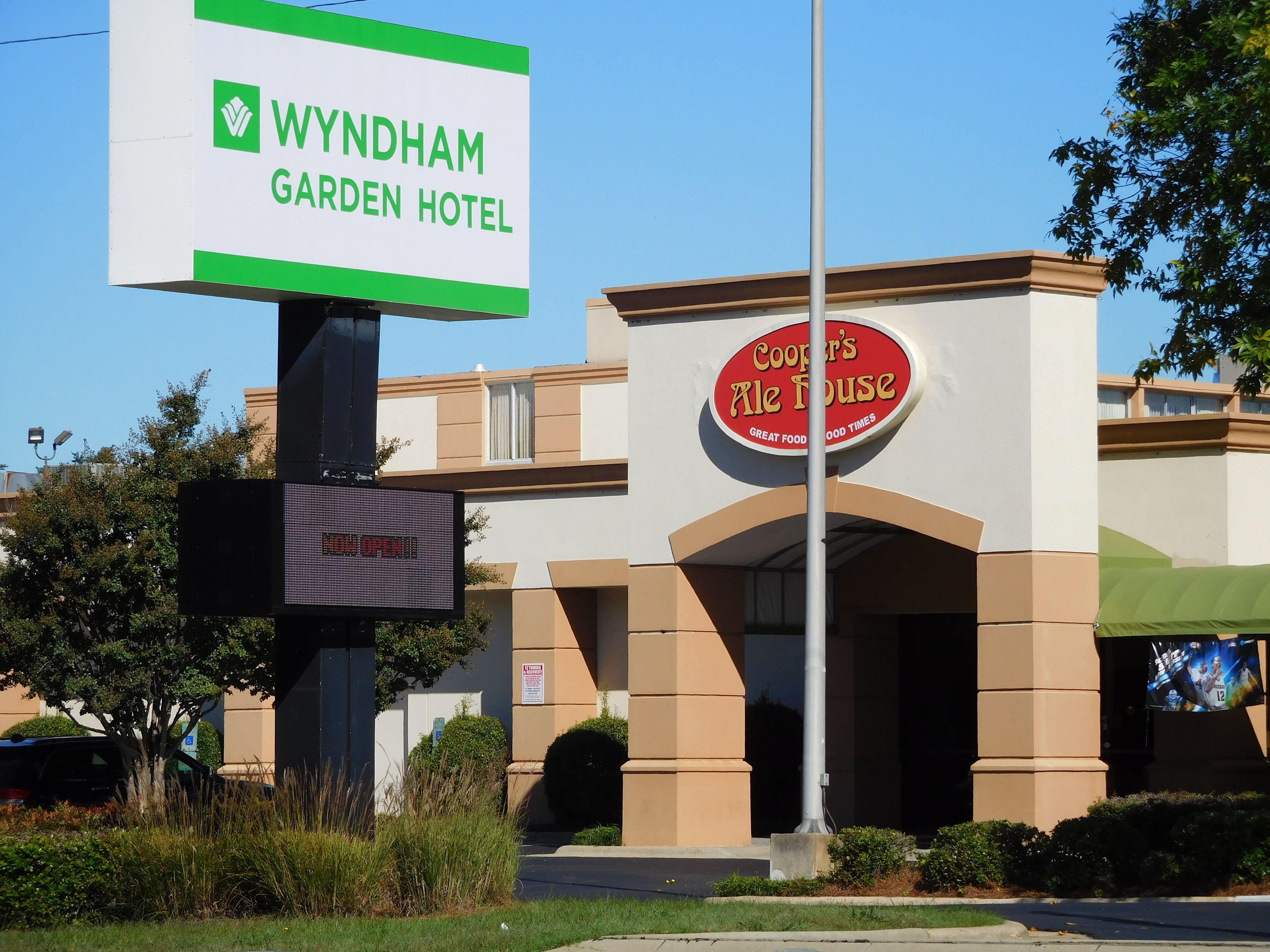 Wyndham Garden Hotel met een bord voor Cooper's Ale House.