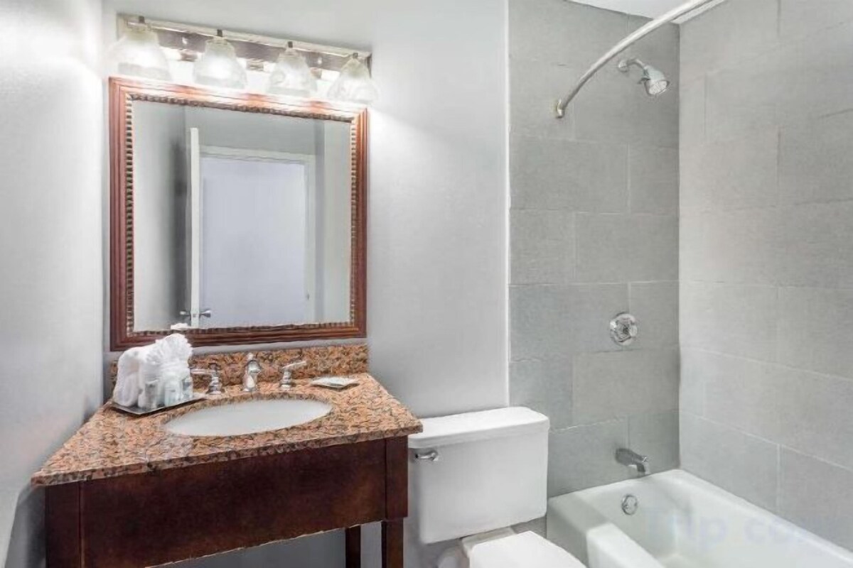 Badkamer | Een bad/douchecombinatie, gratis toiletartikelen, een haardroger