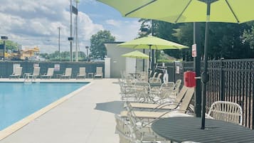 Una piscina al aire libre de temporada