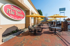 Lunch and dinner served, American cuisine - Wyndham Garden Greensboro (Greensboro)