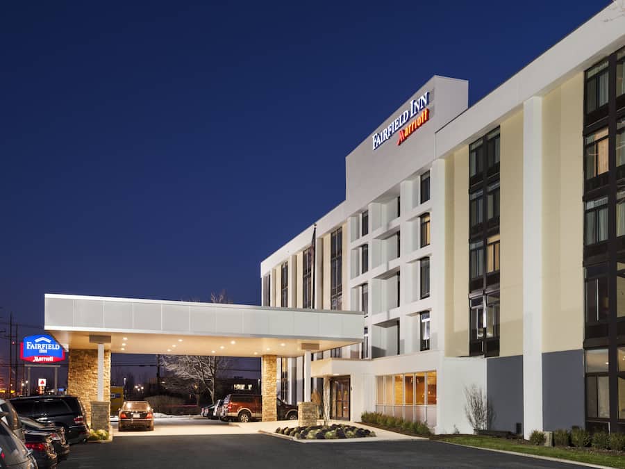 Bagian depan properti - sore/malam