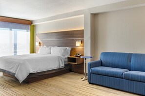 Suite, 1 kingsize bed met slaapbank | Een kluis op de kamer, individueel gemeubileerd, een bureau