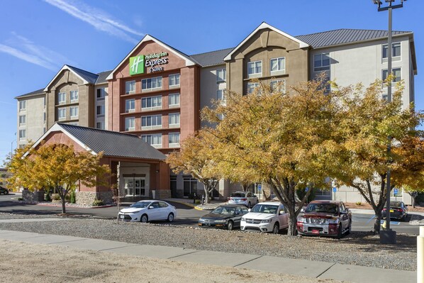 Situated on a quiet street, this hotel offers a convenient parking area and easy access to the surrounding area.