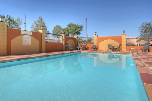 Holiday Inn Express Hotel & Suites Albuquerque Midtown by IHG