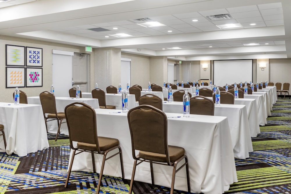 Holiday Inn Express & Suites Albuquerque Midtown photo 2