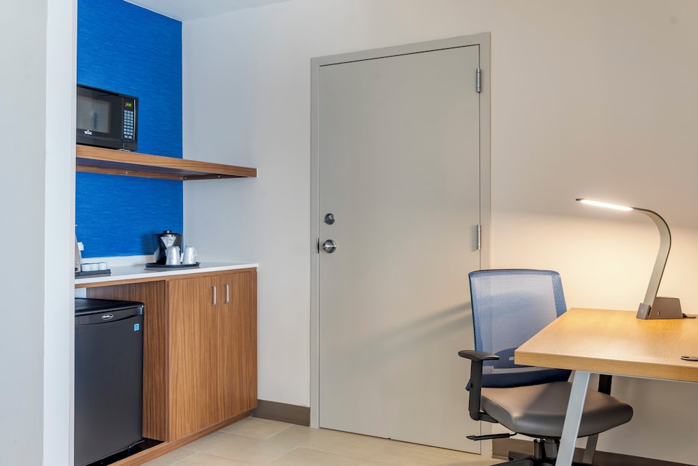 Holiday Inn Express & Suites Albuquerque Midtown photo 4