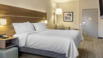 Caja de seguridad en la habitación, muebles diferentes y escritorio