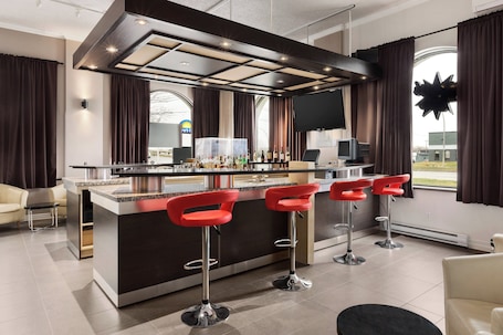 Bar (in loco). Days Inn & Conference Centre by Wyndham Montreal Airport