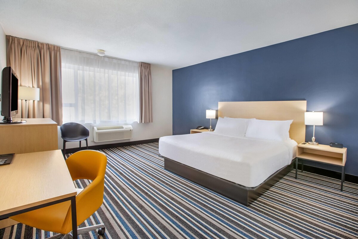 Standard Room, 1 King Bed | Desk, iron/ironing board, WiFi (free), bed sheets