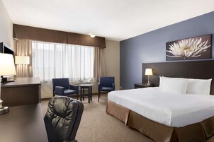 Chambre Standard, 1 très grand lit | Bureau, fer et planche à repasser, accès au Wi-Fi (inclus)
