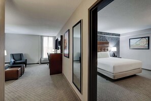 套房, 1 張特大雙人床和 1 張沙發床, 無障礙, 冰箱和微波爐 (2 Rooms, Tub) | 書桌、筆電工作空間、遮光布/窗簾、熨斗/熨衣板