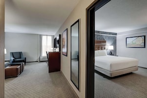 Escritorio, espacio para trabajar con laptop y cortinas blackout