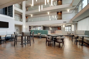 Buffet déjeuner gratuit tous les jours