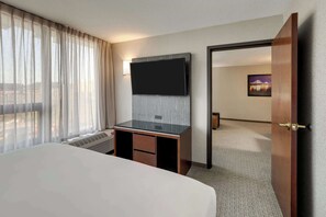 Escritorio, espacio para trabajar con laptop y cortinas blackout 