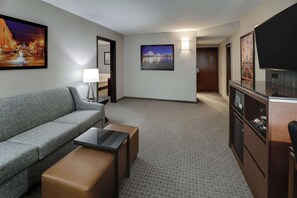 Meja kerja, ruang kerja ramah laptop, dan tirai kedap cahaya