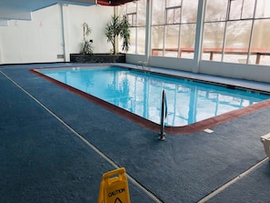 Indoor pool - Days Inn by Wyndham Columbia I-70 (Columbia)