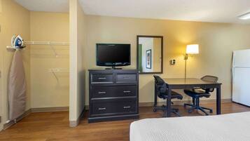 Studio, 1 Queen Bed, Non Smoking | Desk, iron/ironing board, free WiFi, bed sheets