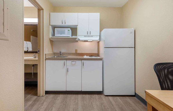 Studio, 2 Double Beds, Non Smoking | Private kitchen | Fridge, microwave, stovetop, coffee/tea maker