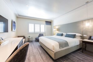 Room, 1 King Bed, Corner (Preferred) | Interior