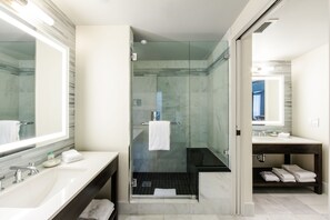 Douche, douche à « effet pluie », articles de toilette de luxe