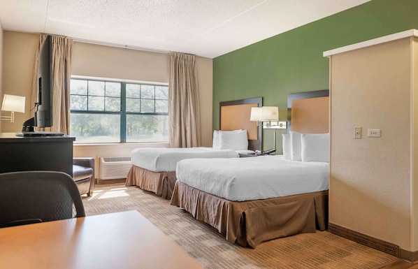 開放式客房, 2 張標準雙人床, 非吸煙房 | 書桌、手提電腦工作空間、熨斗/熨衫板、免費 Wi-Fi