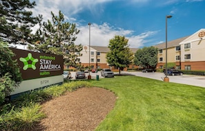 A hotel sign with 'extended STAY AMERICA suites' and a number '5724'.