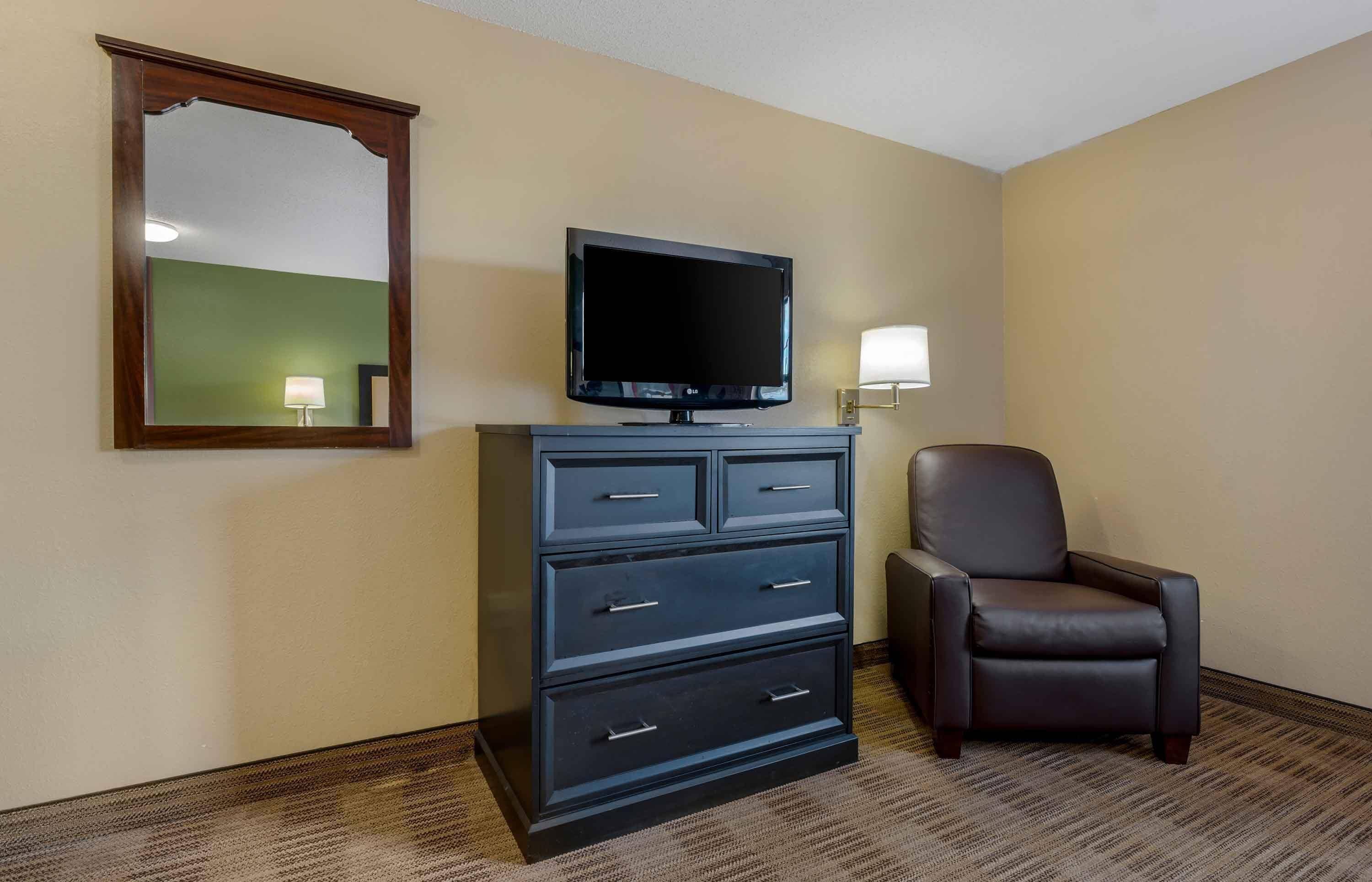 Studio, 1 Queen Bed, Non Smoking | Desk, blackout drapes, iron/ironing board, WiFi (free)