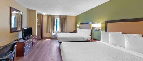 Estudio, 2 camas matrimoniales, para no fumadores | Escritorio, cortinas blackout y tabla de planchar con plancha