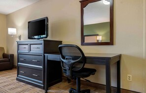 Escritorio, cortinas blackout y tabla de planchar con plancha 
