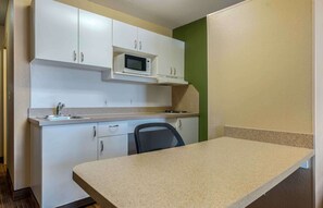 Escritorio, cortinas opacas, tabla de planchar con plancha y wifi gratis
