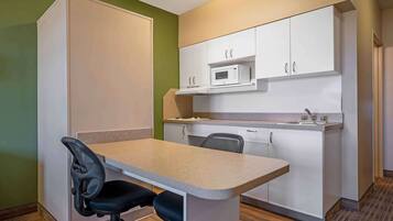 Studio, 1 King Bed, Non Smoking | Private kitchen