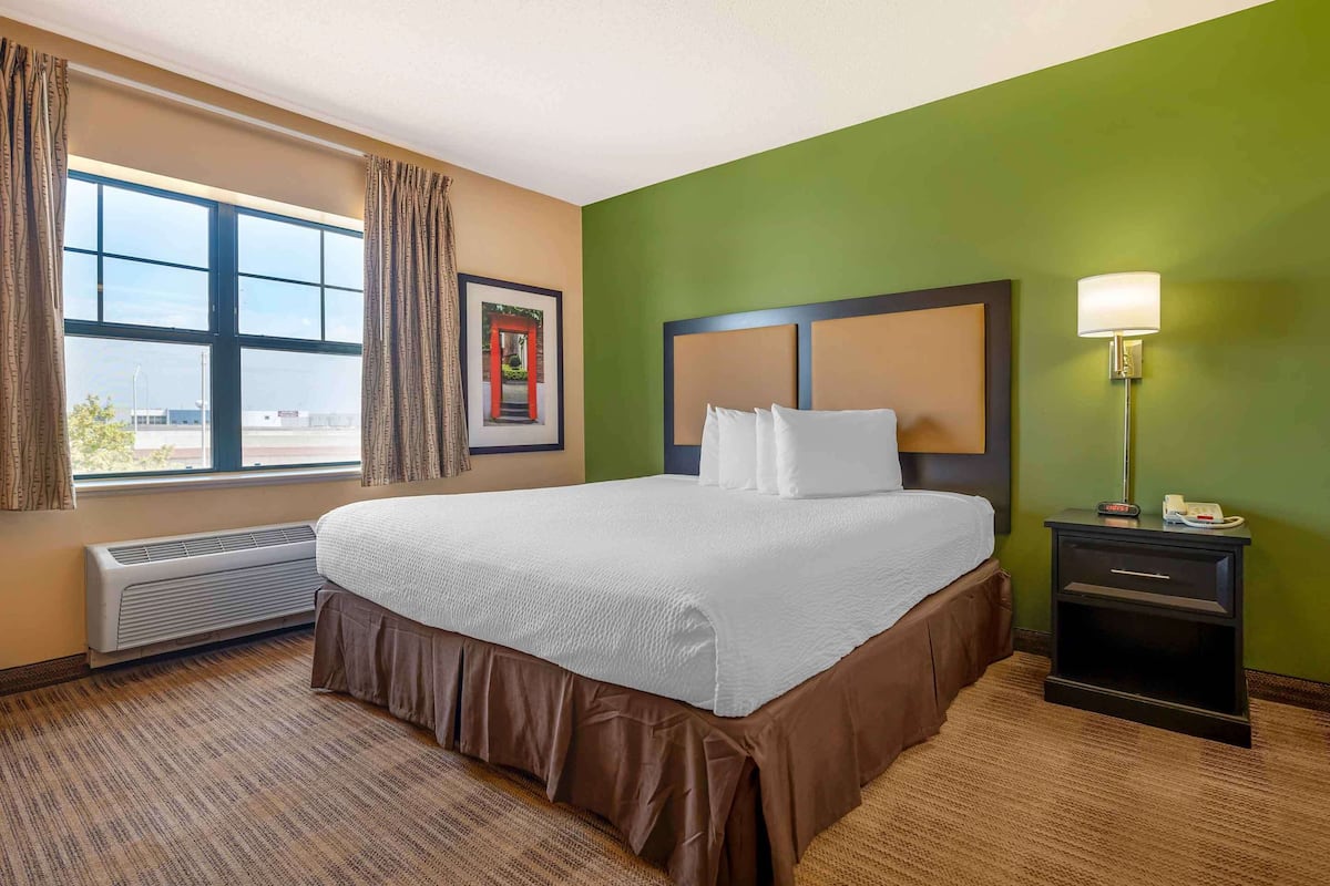 Studio, 1 King Bed, Non Smoking | Desk, laptop workspace, iron/ironing board, free WiFi