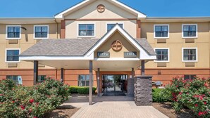 A hotel entrance with a covered lobby area, numbered 1181, and a clear sky above.