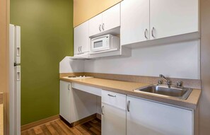 Studio, 1 Queen Bed, Non Smoking | Private kitchen