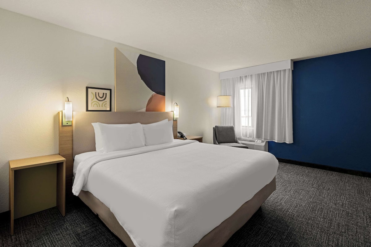 Desk, blackout drapes, iron/ironing board, free WiFi
