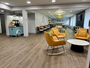 Lobby sitting area - Spark by Hilton Fort Wayne (Fort Wayne)