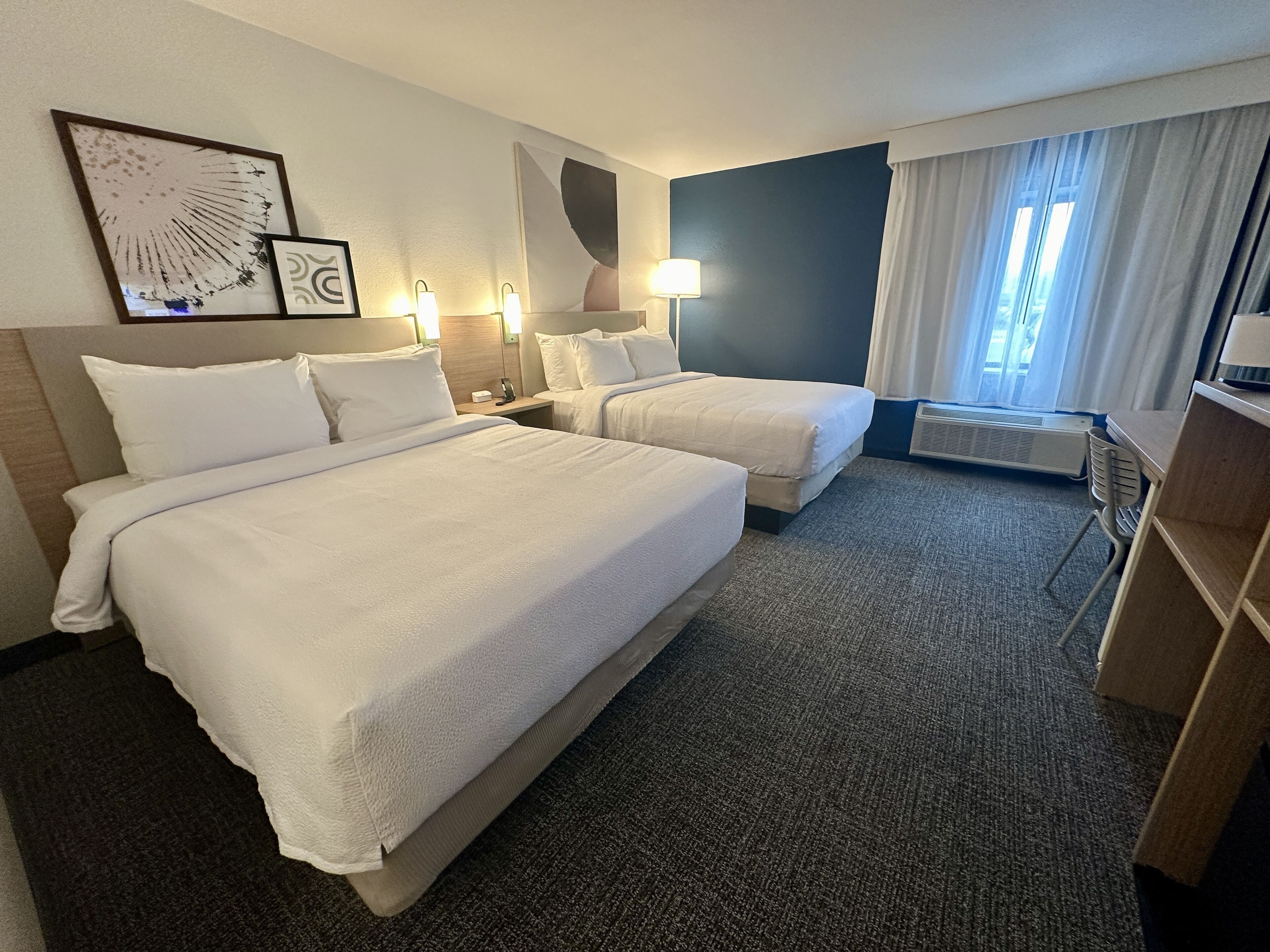 Habitación, 2 camas Queen size, para no fumadores | Escritorio, cortinas blackout y tabla de planchar con plancha 