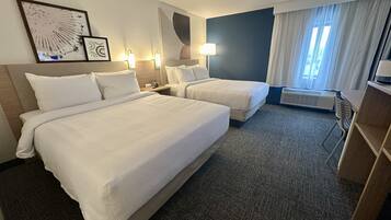 Habitación, 2 camas Queen size, para no fumadores | Escritorio, cortinas blackout y tabla de planchar con plancha