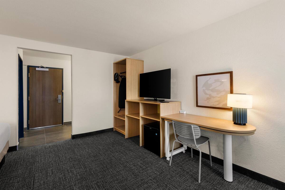 Room, 2 Katil Ratu (Queen), Accessible (Hearing) | Meja, langsir/tirai gelap terus, seterika/papan seterika, Wi-fi percuma 