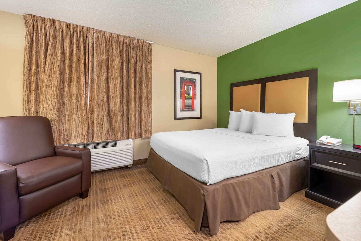 Studio, 1 Queen Bed, Non Smoking | Desk, blackout drapes, iron/ironing board, free WiFi