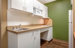 Studio, 2 Double Beds, Non Smoking | Private kitchen