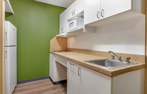 Estudio, 2 camas dobles, accesible para personas con discapacidad, no fumadores | Cocina privada | Frigorífico, microondas, placa de cocina y cafetera o tetera