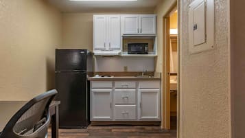 Studio, 1 Queen Bed, Non Smoking | Private kitchen | Fridge, microwave, stovetop, coffee/tea maker