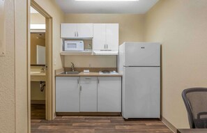 Estudio, 2 camas matrimoniales, para no fumadores | Cocina privada | Refrigerador, microondas, parrilla de estufa y utensilios de cocina 