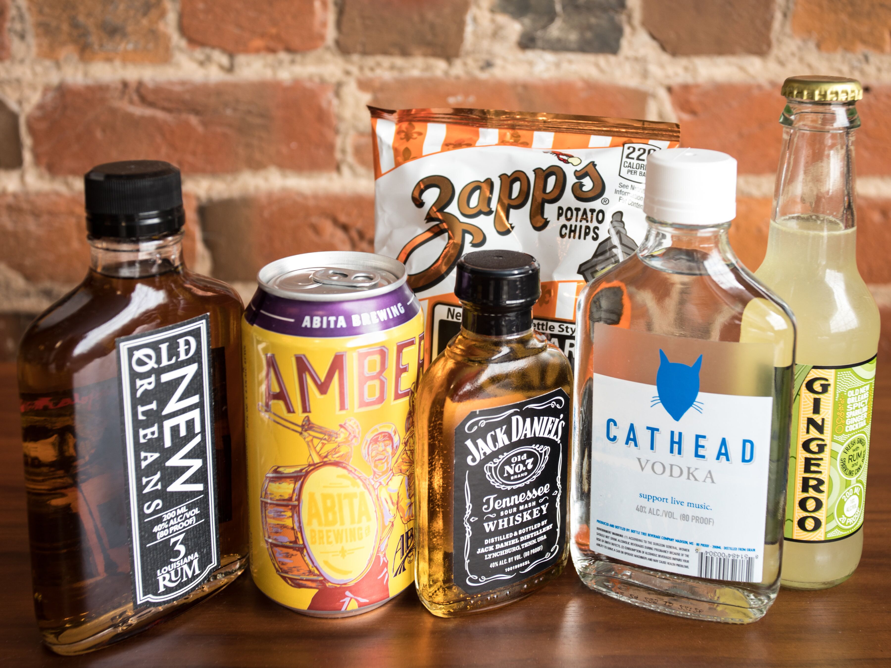 Diverse alcoholische dranken, waaronder Old Navy Rum, Amber Ale, Jack Daniel's Tennessee Whiskey, Cathead Vodka en Ginger Beer.